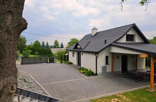 Czchow Villa | Relax at Domek z jacuzzi Cztery Pory Roku with Pool & Kitchen