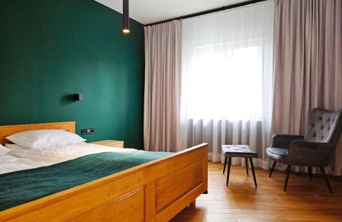 Czchow Villa | Relax at Domek z jacuzzi Cztery Pory Roku with Pool & Kitchen