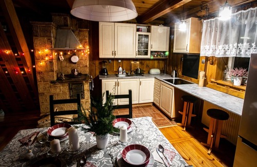 gmina Ozarow House | Cozy Retreat with Hot Tub in the Heart of Secluded Forest