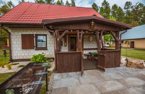 gmina Ozarow House | Cozy Retreat with Hot Tub in the Heart of Secluded Forest