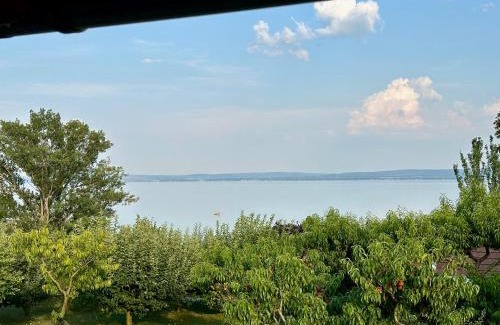 Balatonszepezd House | Idyllic Domi ház - Panoráma Nyaraló with Oceanfront Views