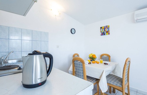 Kuciste Apartment | Scenic Dominika's Apartment with Pool & Breakfast in Korčula