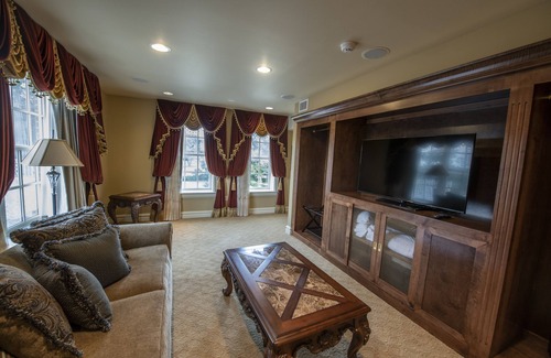 Guthrie Hotel | Guest Rated: Dominion House with Family-Friendly Amenities