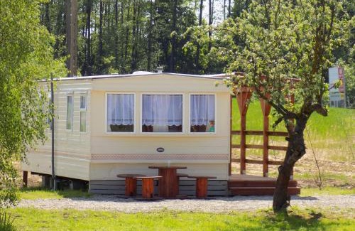 Mragowo House | Tranquil Getaway: Domki i Pokoje by the Lake near Mrągowo