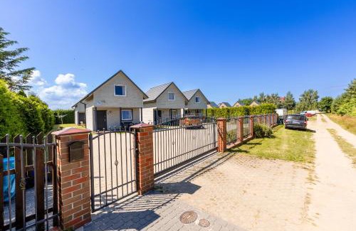 Rewal Cabin | Pet-Friendly Retreat at Domki letniskowe Modrzew