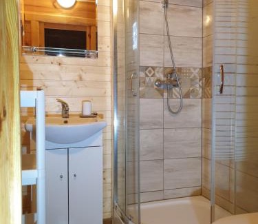 Postomino Cabin | Family-Friendly Getaway at Domki Letniskowe "Tęcza"