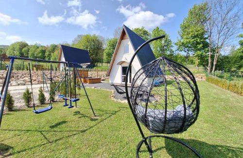 Stary Gierałtow Ski Chalet | Discover Domki na Sudeckiej Polanie: Pet-Friendly Retreat