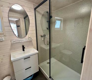 Miedzywodzie House | Exceptional Domki U Huberta Międzywodzie: Pet Friendly & Cozy