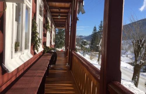 Zdiar House | Cozy DomPodNiebem: Kid-Friendly Retreat with Kitchen Access