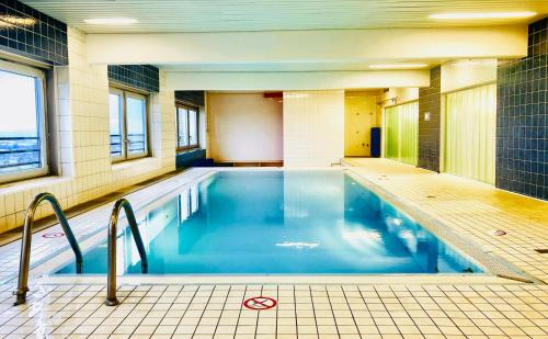 Neuehrenfeld Apartment | DOMspitzen-BLICK: Trendy 2-Room Apt with Rooftop Pool