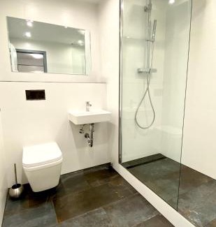 Neuehrenfeld Apartment | DOMspitzen-BLICK: Trendy 2-Room Apt with Rooftop Pool