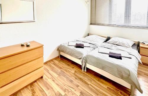 Neuehrenfeld Apartment | DOMspitzen-BLICK: Trendy 2-Room Apt with Rooftop Pool