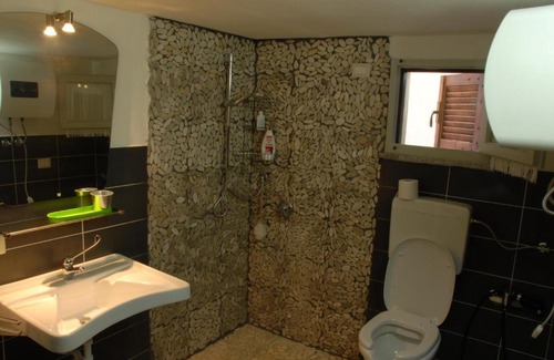 Torre dei Corsari Apartment | Domu Noa: Ocean View Retreat with Family-Friendly Amenities