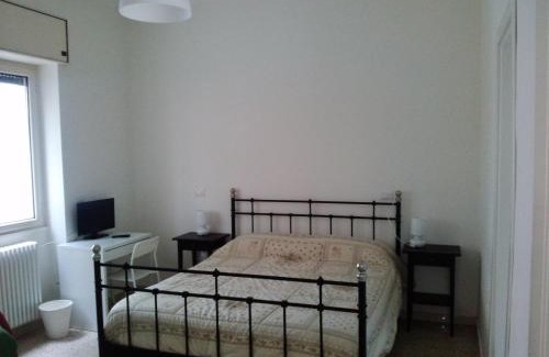 Vomero Bed & Breakfast | Pet-Friendly Retreat at Domus Aurea with Breakfast Included
