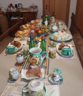San Cipriano Picentino Apartment | Discover Domus Elisa: Family-Friendly with Breakfast & Kitchen