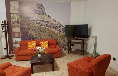 San Cipriano Picentino Apartment | Discover Domus Elisa: Family-Friendly with Breakfast & Kitchen