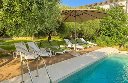Banjole House | Discover Domus Maria: Poolside Oasis with Free Parking