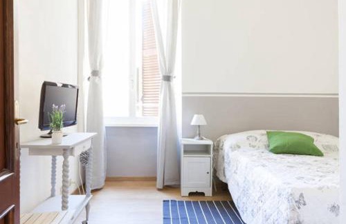 Monti Bed & Breakfast | Welcoming Domus Merulana Bed and Breakfast for Families