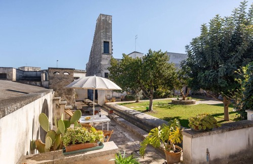 Squinzano Apartment | Cozy Domus Perrone: Garden Retreat 10 Min from the Sea