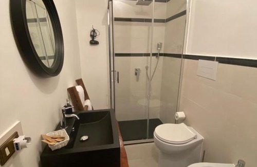 Lustra House | Pet-Friendly Retreat at Domus Petra with Hot Tub & Breakfast