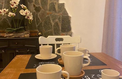 Lustra House | Pet-Friendly Retreat at Domus Petra with Hot Tub & Breakfast