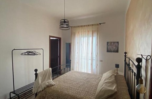 Lustra House | Pet-Friendly Retreat at Domus Petra with Hot Tub & Breakfast