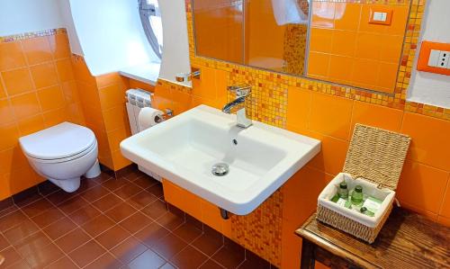 Sant'Anatolia di Narco Bed & Breakfast | Discover Domus Petrae: Family-Friendly Retreat with Kitchen