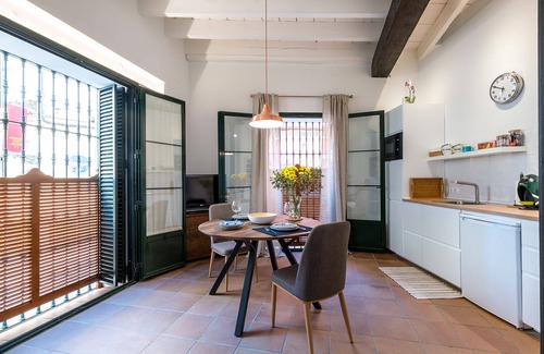 Encarnacion-Regina Apartment | Don Pedro Niño: Centrally Located Studio with Spa & Breakfast