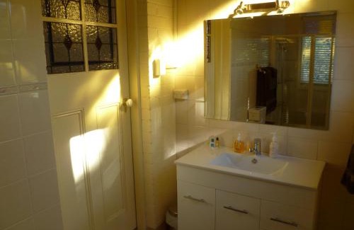 Castle Forbes Bay Bed & Breakfast | Inviting Donalea Bed and Breakfast with River Views