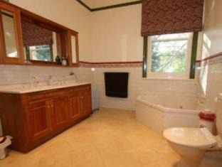 Castle Forbes Bay Bed & Breakfast | Inviting Donalea Bed and Breakfast with River Views