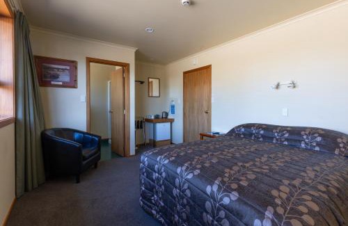 Kaikoura Hotel | Relax at Donegal House: Family-Friendly with Hot Tub Access