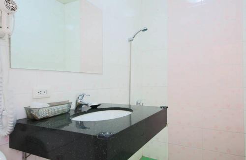 Shoufeng House | Cozy Dong Pan B&B: Rated 8/10 with Breakfast & Fireplace