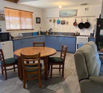 Dongara House | Explore Dongara Breeze Inn: Pet-Friendly & Cozy Retreat