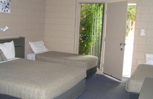 Dongara Hotel | Cozy Dongara Old Mill Motel with Breakfast & Kitchen Access