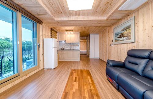 Jocheon House | Family-Friendly Dongbackdongsan Pension with Kitchen Access