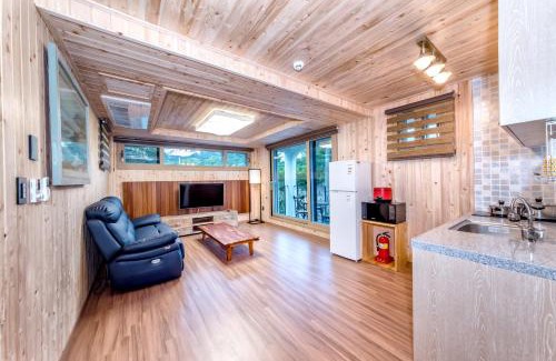 Jocheon House | Family-Friendly Dongbackdongsan Pension with Kitchen Access