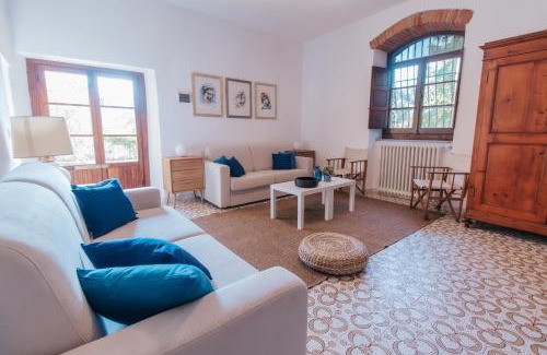 Puliciano House | Elegant Donna Laura: 4-Star Getaway for Families & Pets