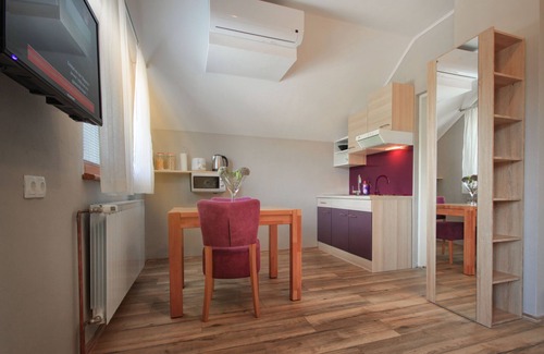Grabovac Apartment | Donna Plitvice Lakes: Scenic Studio with Balcony & Hot Tub