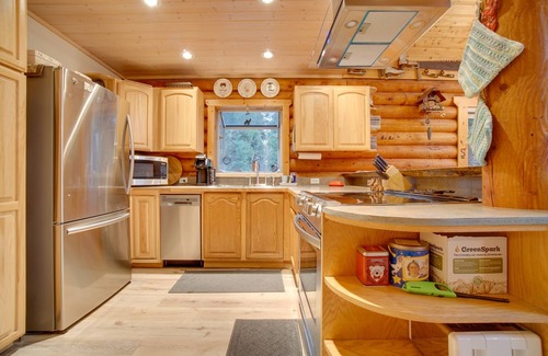 Wagon Wheel Cabin | Cozy Donnelly Cabin: Private Deck Near Lake Cascade