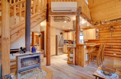 Wagon Wheel Cabin | Cozy Donnelly Cabin: Private Deck Near Lake Cascade