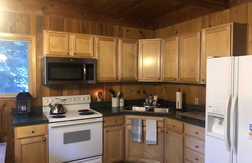 Donner Lake Woods Cabin | Donner Creekside Cabin: Guest Rated 10/10 with Hot Tub