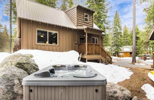 Donner Lake Woods Cabin | Donner Creekside Cabin: Guest Rated 10/10 with Hot Tub