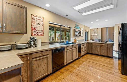 Donner Lake Woods House | Cozy Donner Lake Retreat: Steps from Beach & Family Friendly