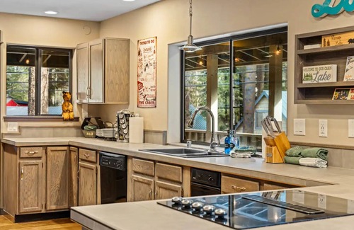 Donner Lake Woods House | Cozy Donner Lake Retreat: Steps from Beach & Family Friendly
