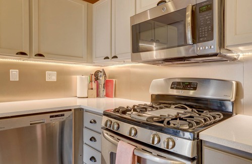 Truckee Cabin | Donner Bliss: Pet-Friendly Retreat with Hot Tub & Fire Pit