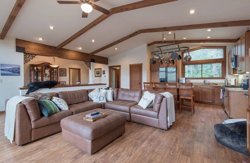 Truckee House | Experience Comfort at DonnerDayz: Salt Water Hot Tub & Views