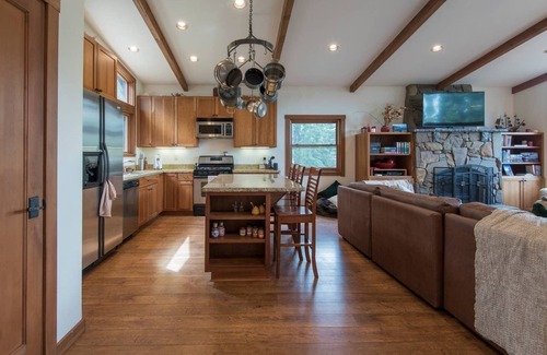 Truckee House | Experience Comfort at DonnerDayz: Salt Water Hot Tub & Views