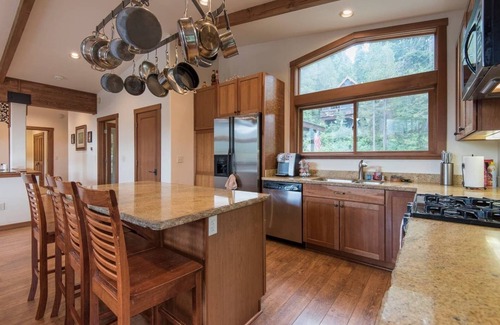 Truckee House | Experience Comfort at DonnerDayz: Salt Water Hot Tub & Views