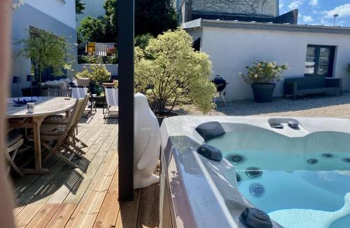Donville-les-Bains Villa | Relaxing Donvillaise Retreat: Jacuzzi & Steps to the Beach