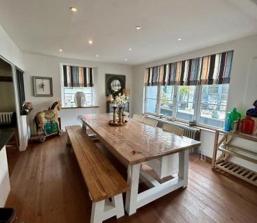 Donville-les-Bains Villa | Relaxing Donvillaise Retreat: Jacuzzi & Steps to the Beach
